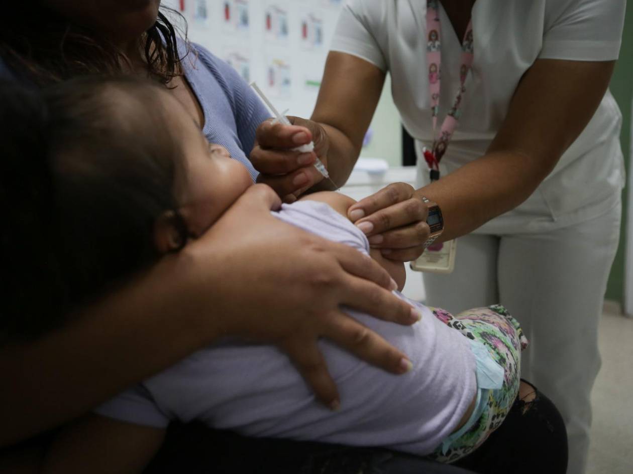 Las autoridades del PAI, de la Secretaría de Salud, lamentaron la baja vacunación en mujeres embarazadas y niños, lo que los vuelve más propensos a tos ferina.