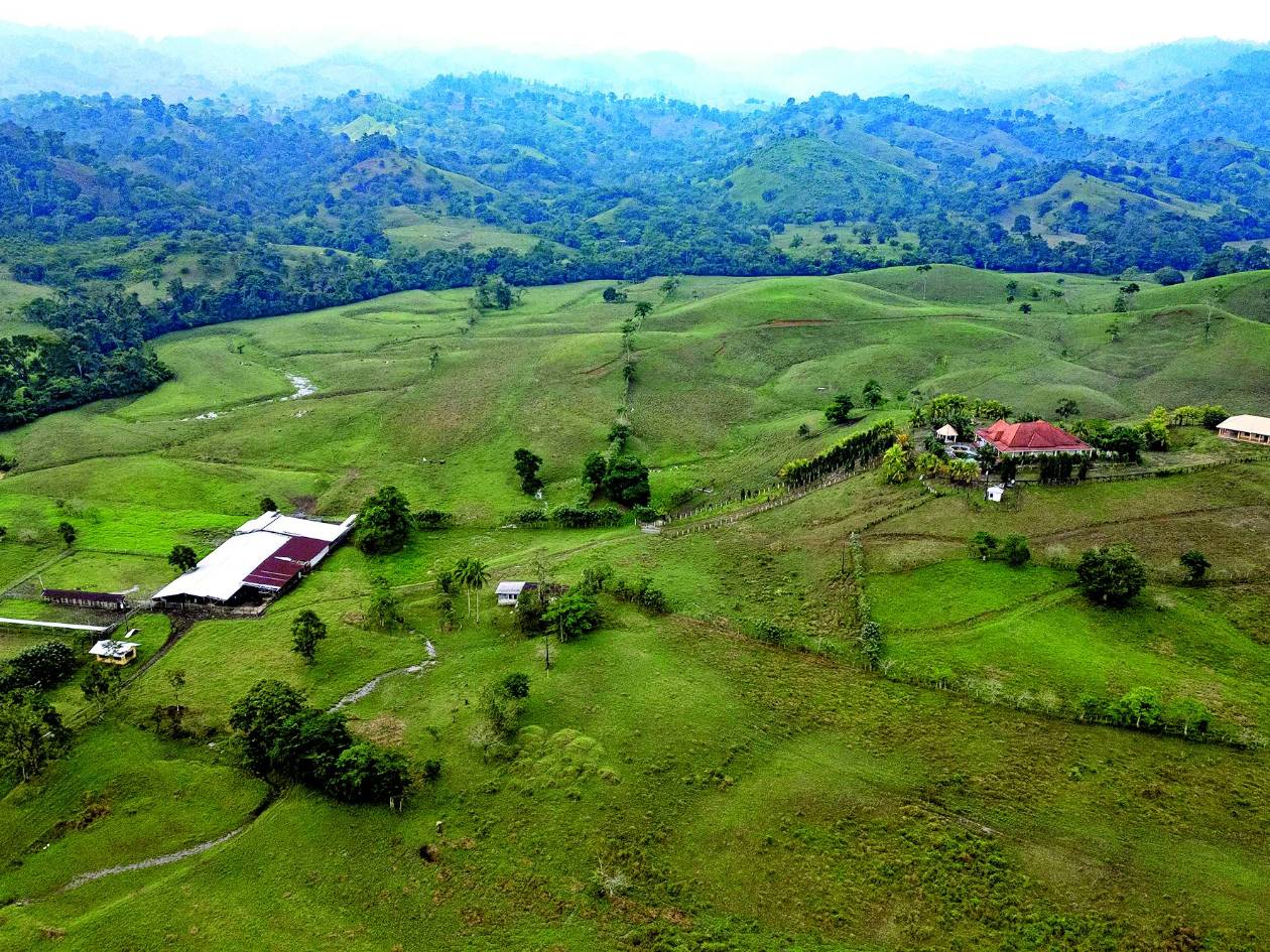 En completo abandono y sin mantenimiento está la residencia del exalcalde Alexander Ardón, a quien algunos pobladores aún recuerdan y esperaban su regreso tras el anuncio de su excarcelación en Estados Unidos.