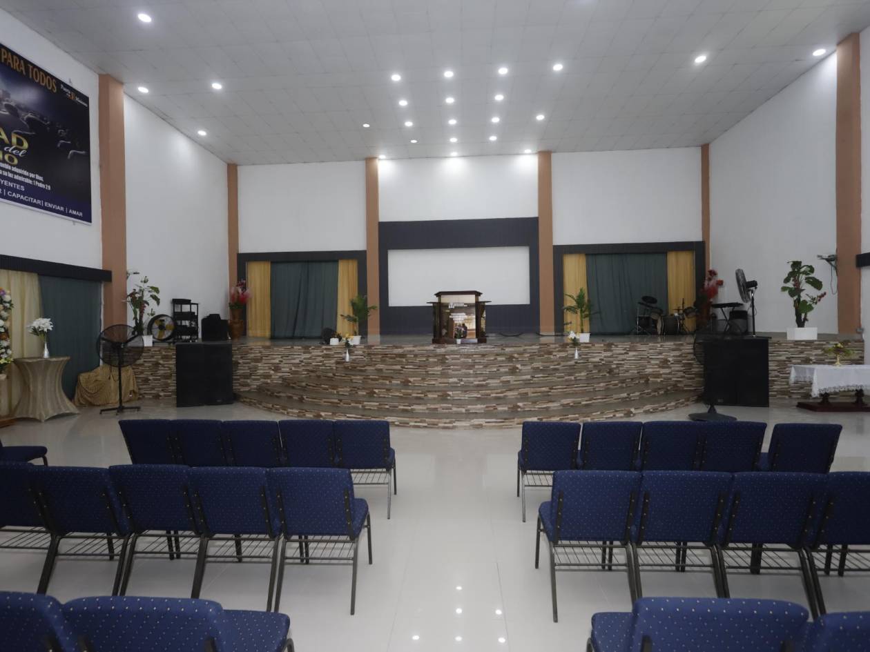 Dede este púlpito predica el evangelio buscando sanar y salvar almas para Jesucristo.