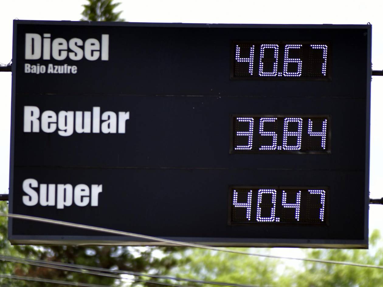 Hasta enero, llenar el tanque le costaba L2,000 al mes. Hoy, más de L3,000. En Tegucigalpa, el galón de gasolina superior ya cuesta L148.69 y las familias recortan la comida para pagarlo.