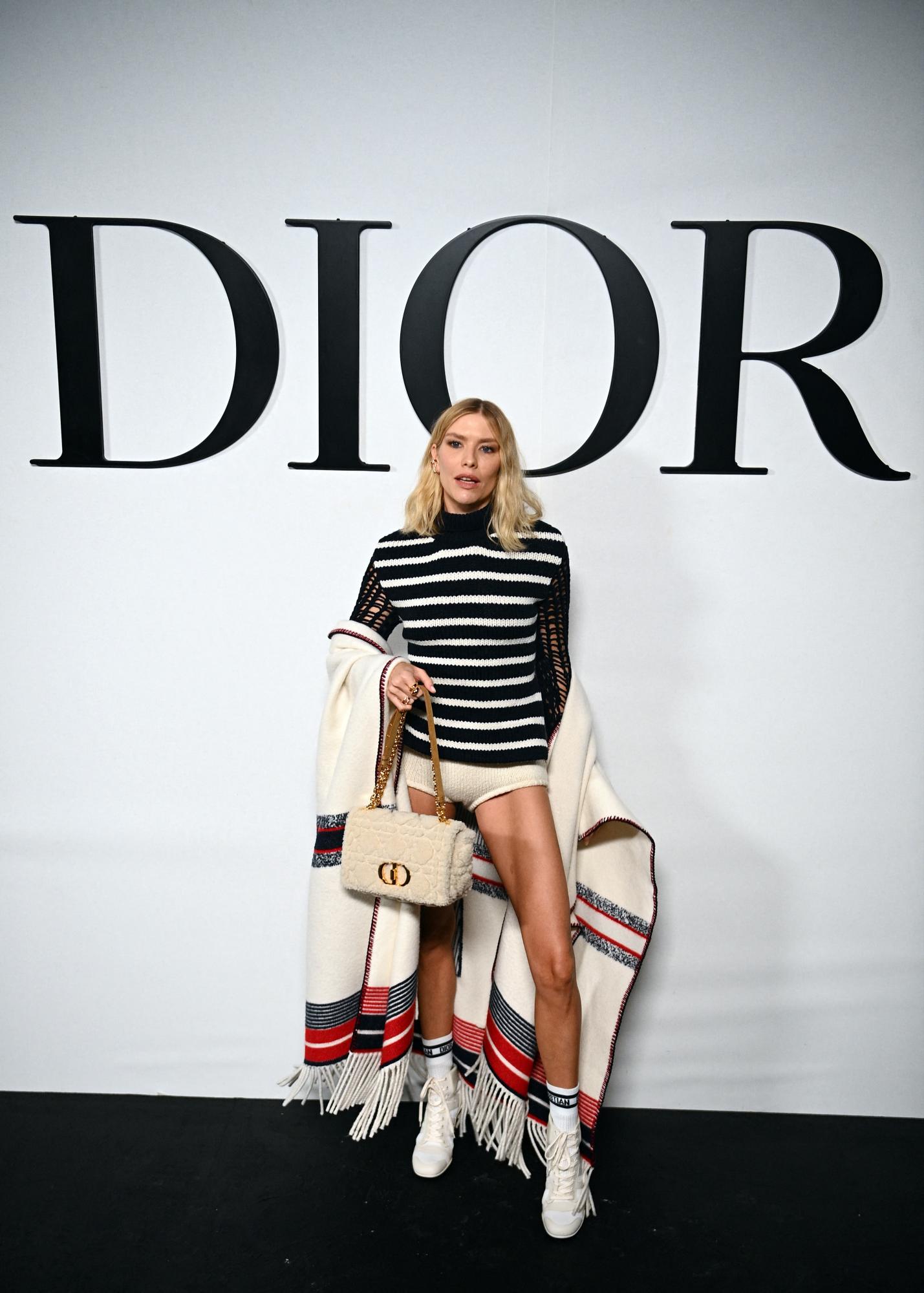 Desde antes que comenzara la pandemia ya reinaban los tenis. Este año siguen vigentes en diseños normales o con plataforma. Tendencia: se usan con calcetines al tobillo.