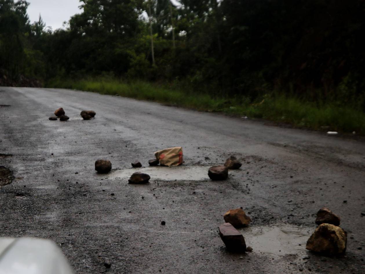 Los pobladores se organizaron para reparar con cemento los baches desde La Libertad hasta Las Lajas, debido al mal estado de la vía.