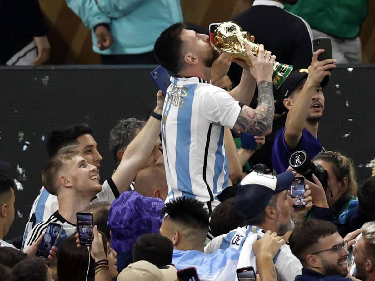 Messi besando su anhelada Copa del Mundo.