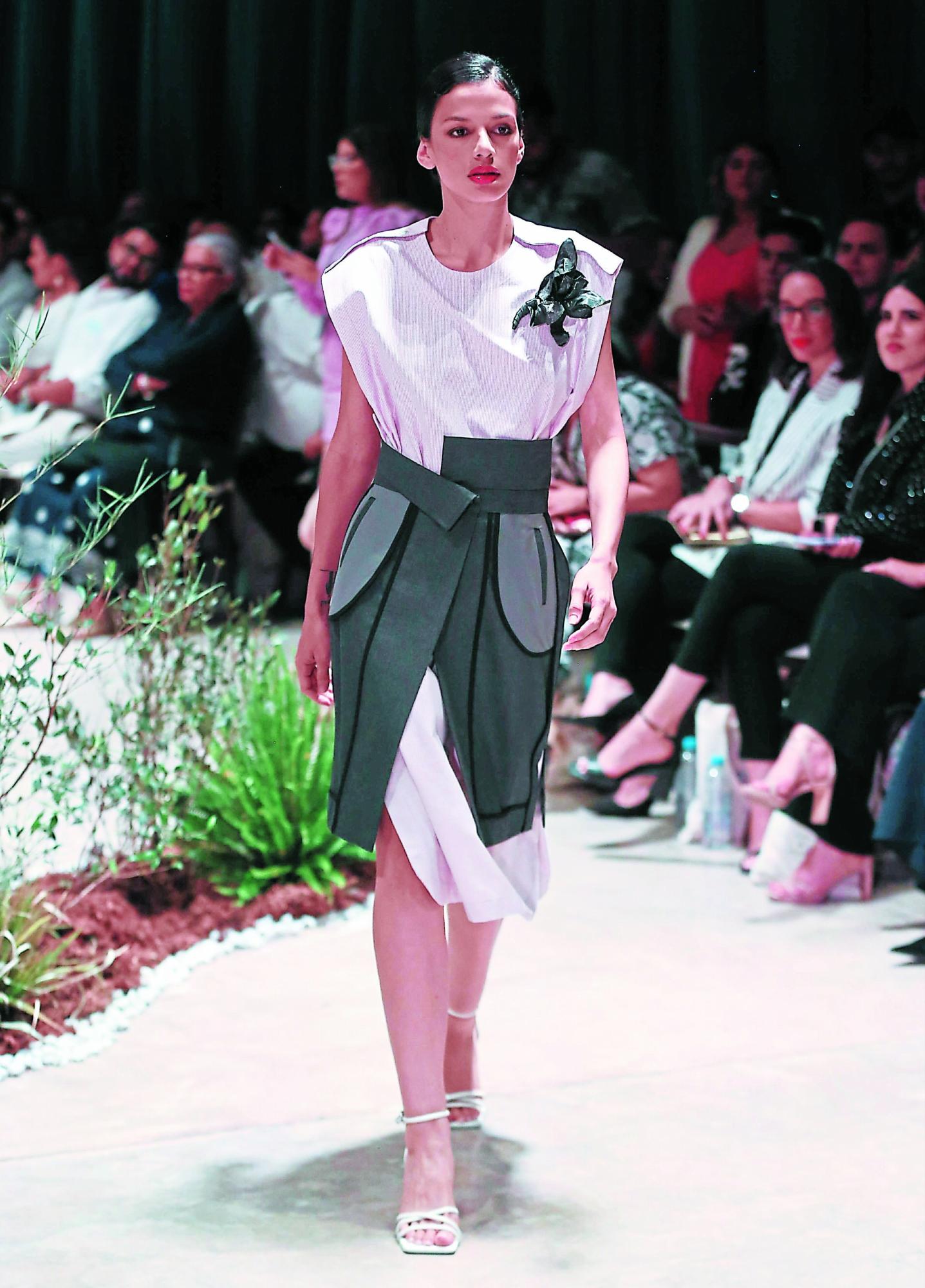 Estilo Moda Colección Tirso Boquín. La paleta de colores abarca desde tonos de gris y azul claro hasta blanco, con toques breves de lila. Los textiles utilizados incluyen algodón, rayón y casimir, y se acentuaron varios looks con complementos en texturas impermeables. Tirso Rubio ha logrado capturar la esencia del pasado.