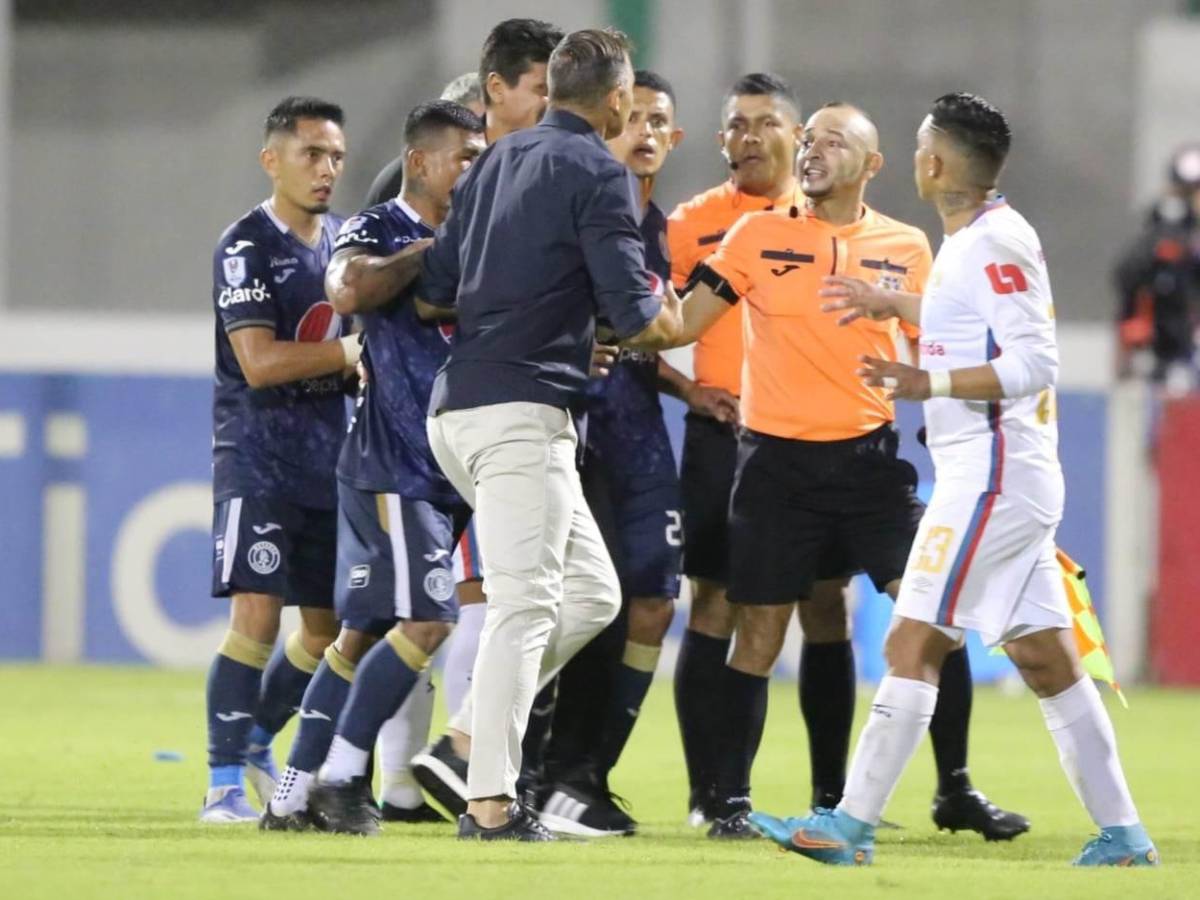 “La Tota” Medina tuvo que ser controlado por los propios jugadores del Motagua.