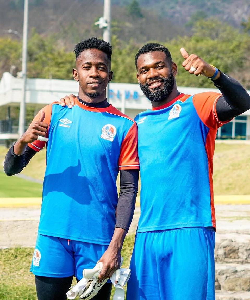 Jorge Benguché junto a Alex Guity en el entrenamiento de Olimpia.