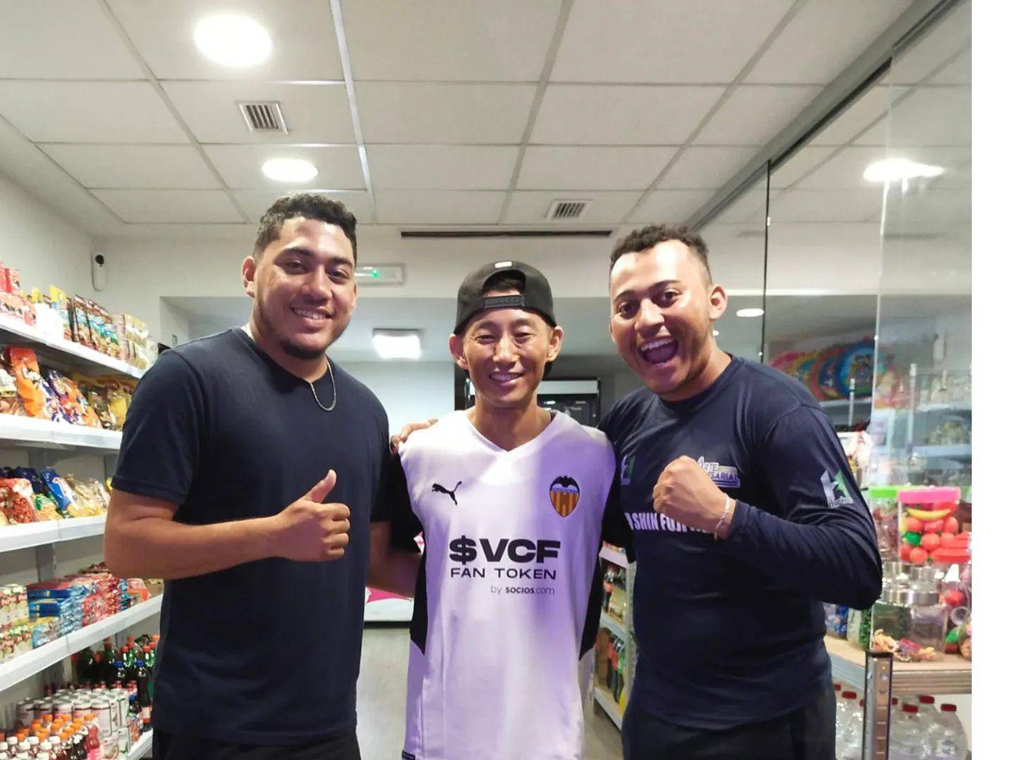 $!Shin Fujiyama estuvo en la tienda aprovechando que se encuentra en Valencia, España.