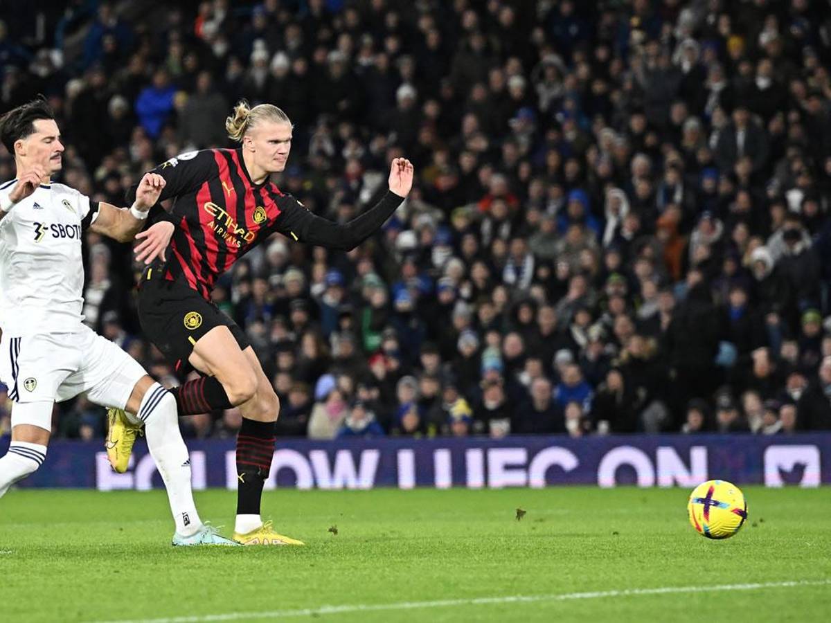 Erling Haaland marcando uno de los goles del partido.