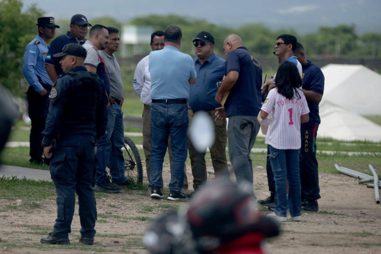 $!Durante el día de la visoría, Sánchez (al centro, de gafas negras) indicó que daría entrevistas si se limitaban al tema del equipo de fútbol. De ningún tema más.
