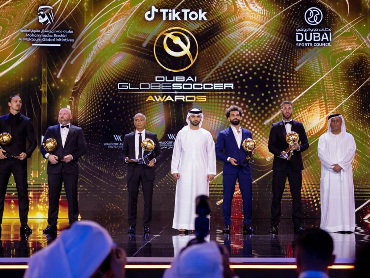 Zlatan Ibrahimovic, Wayne Rooney, Romario, Mohamed Salah y Sergio Ramos, en el escenario de los Globe Soccer Awards.
