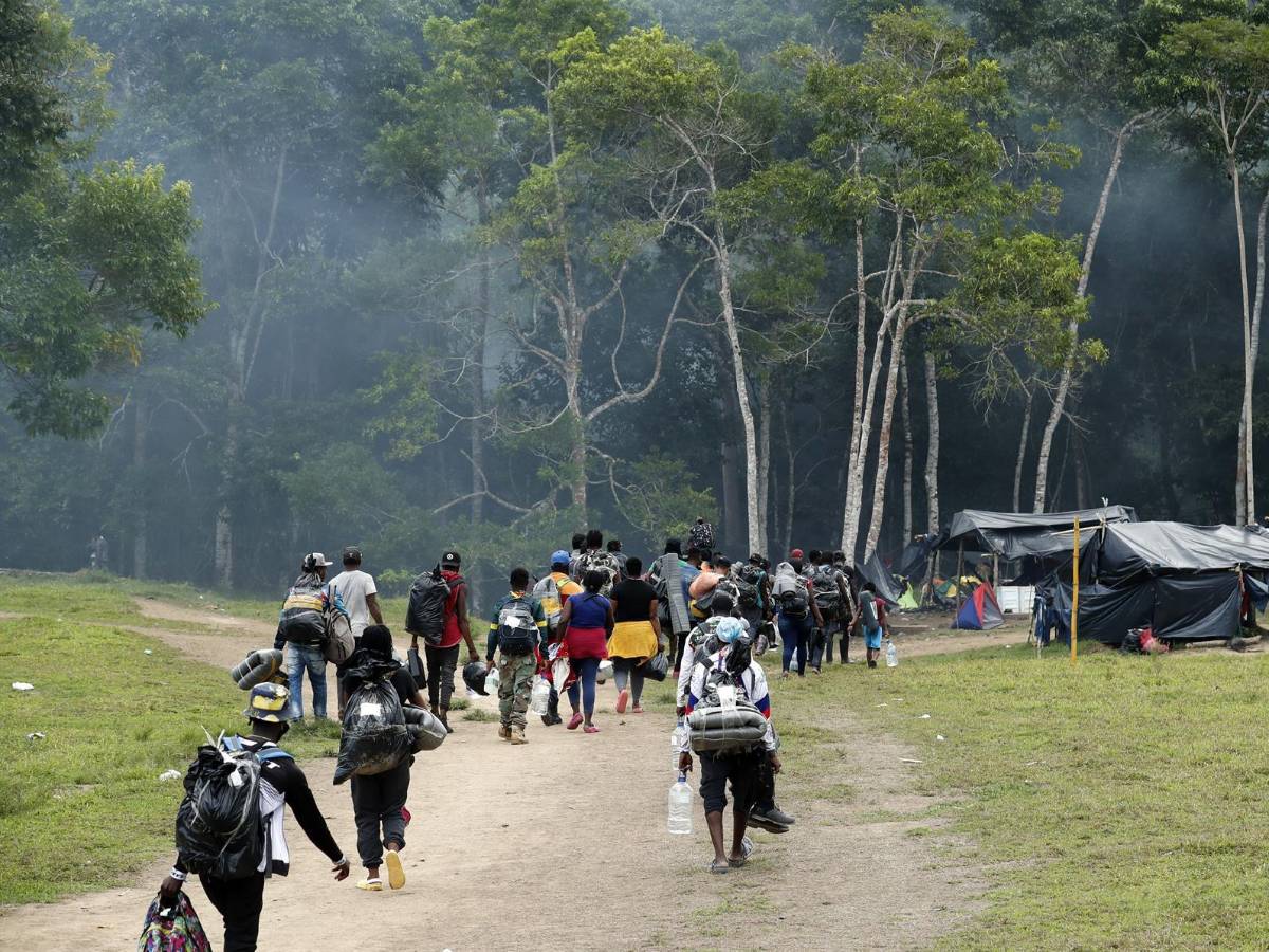 Autoridades aseguran a 368 migrantes abandonados en el sur de México