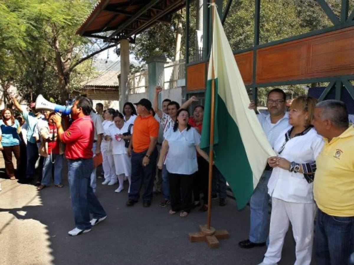 Protestan empleados del Hospital del Tórax en Tegucigalpa