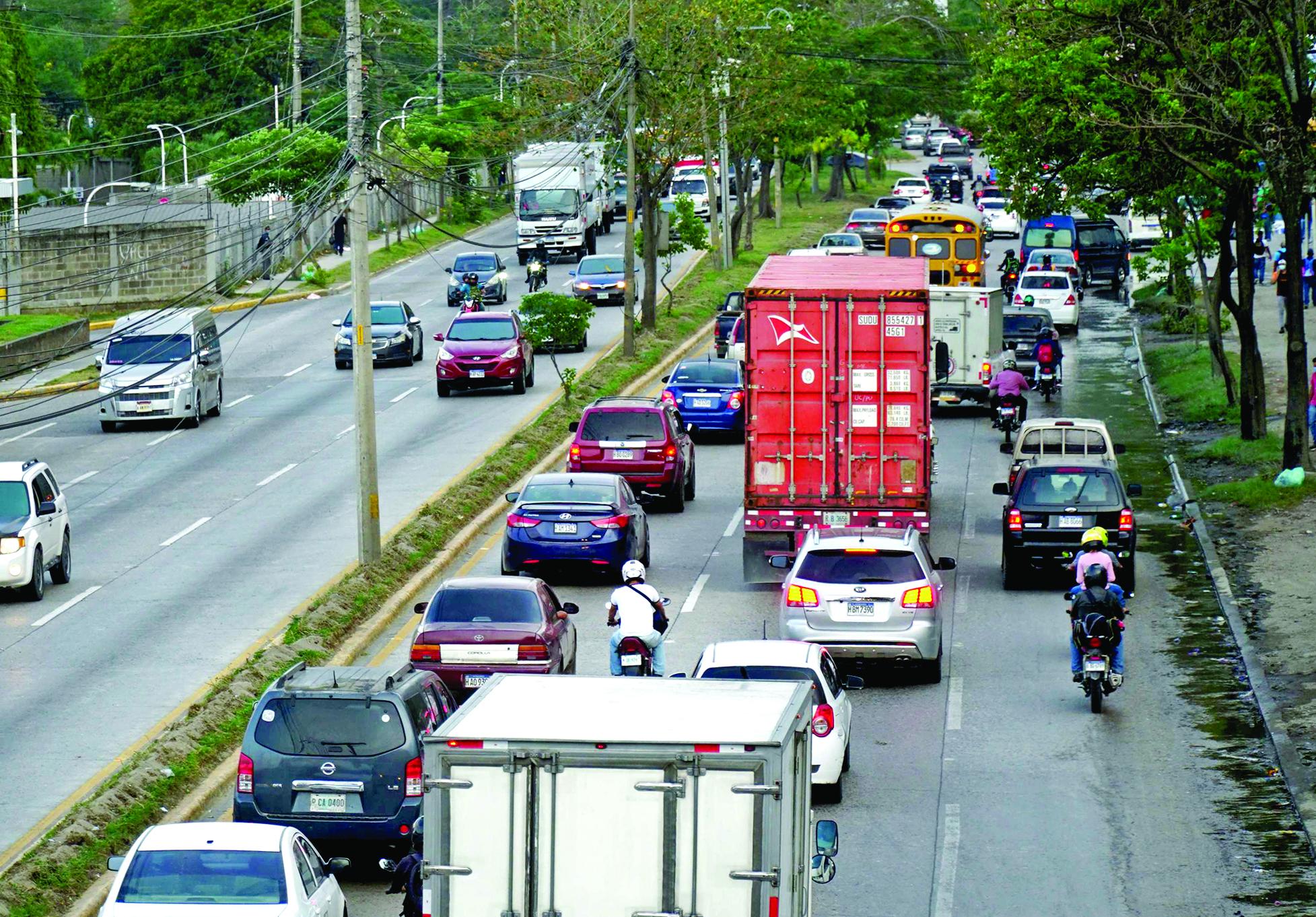 Esta es la realidad que miles de conductores viven a diario en el bulevar del sur. La propuesta que lleva años es un verdadero libramiento del tráfico pesado dentro de la ciudad. Foto Amílcar Izaguirre.