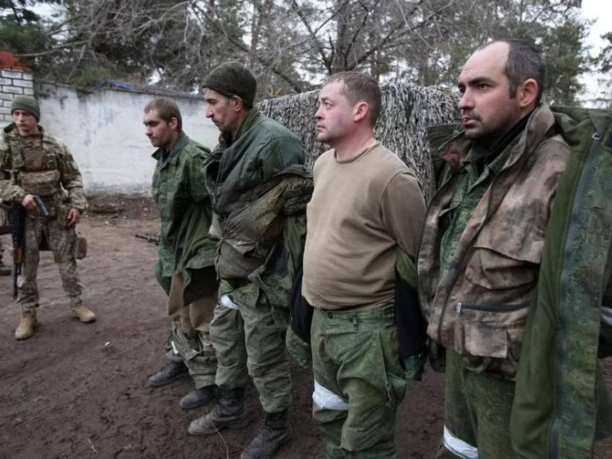 Ucrania obliga a desfilar a soldados rusos capturados para que muestren “arrepentimiento”