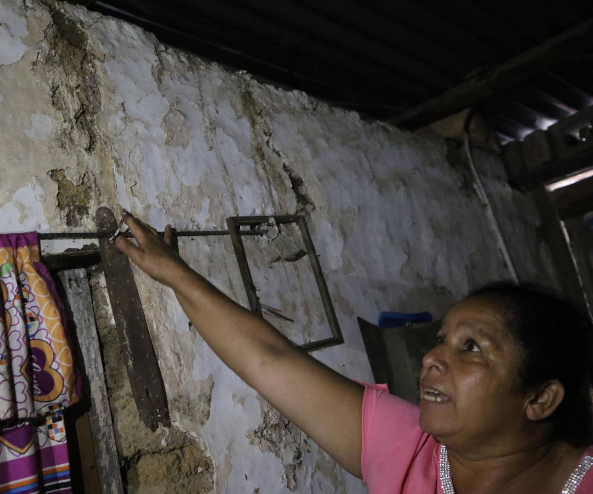 Doña Lidia Bueso contó cómo es vivir en un municipio afectado constantemente por sismos debido a una falla geológica. Su vivienda tiene paredes dañadas, mientras ella suplica por ayuda porque teme que en otro evento les caigan encima.