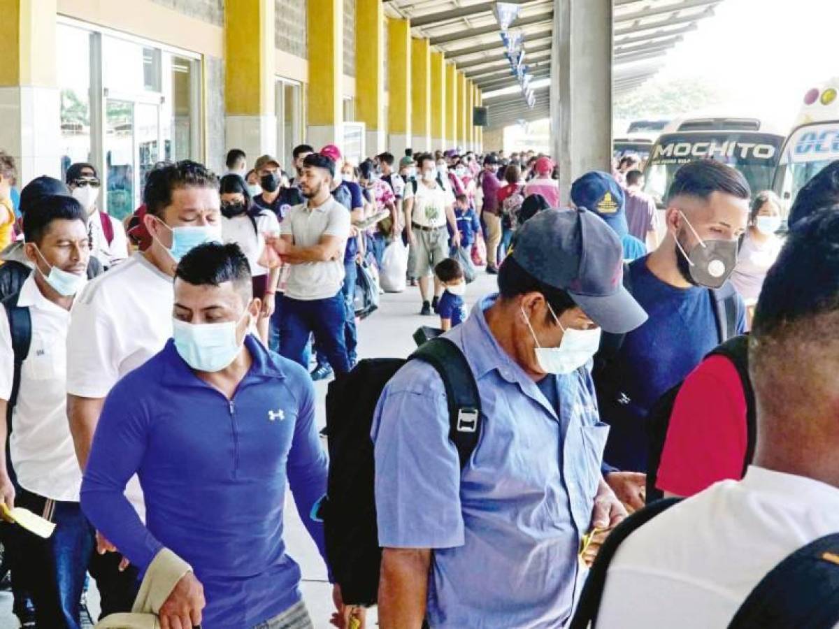 Avanza éxodo de viajeros en terminales de buses por Semana Santa