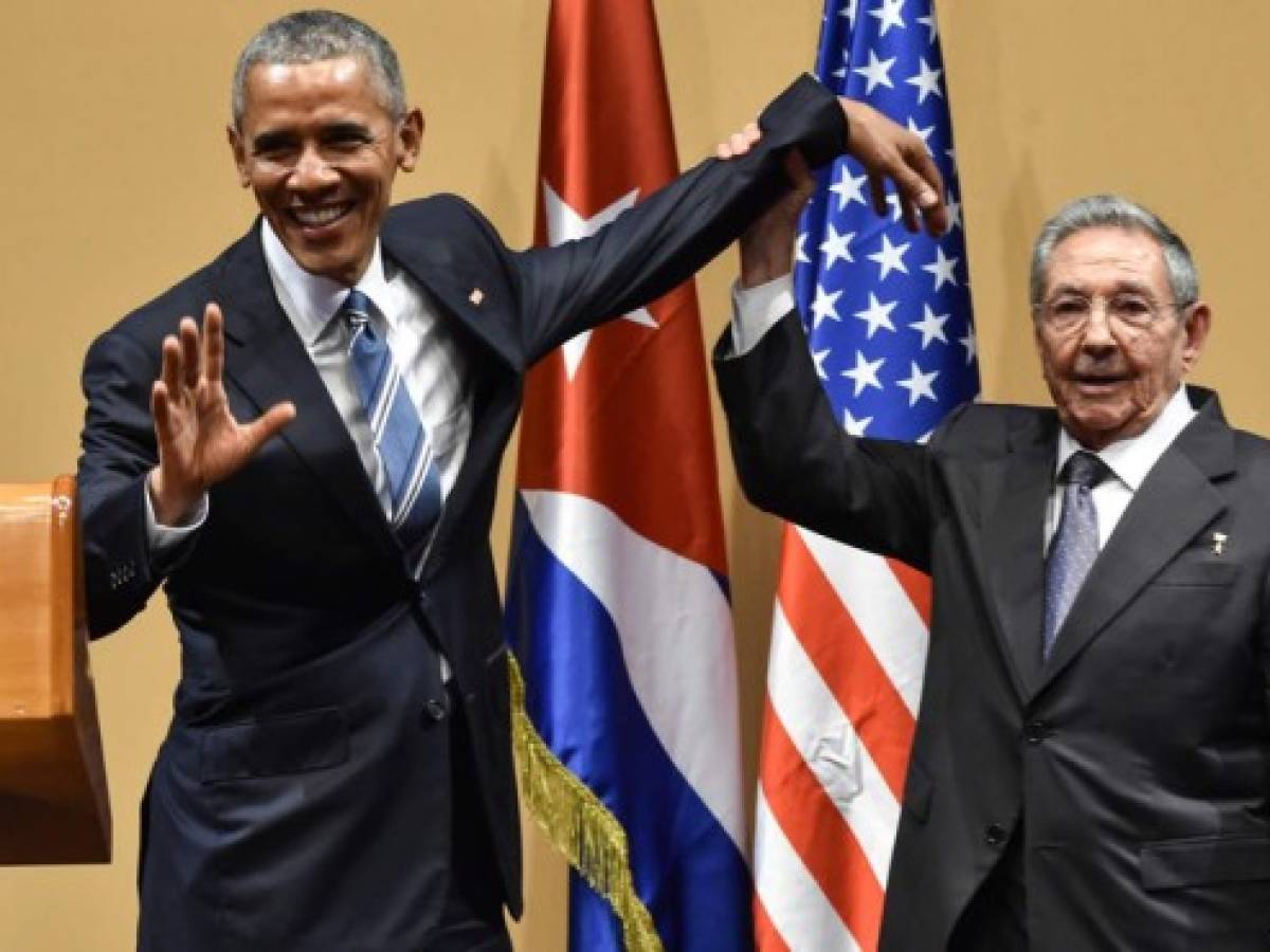 El extraño apretón de manos al terminar reunión entre Castro y Obama