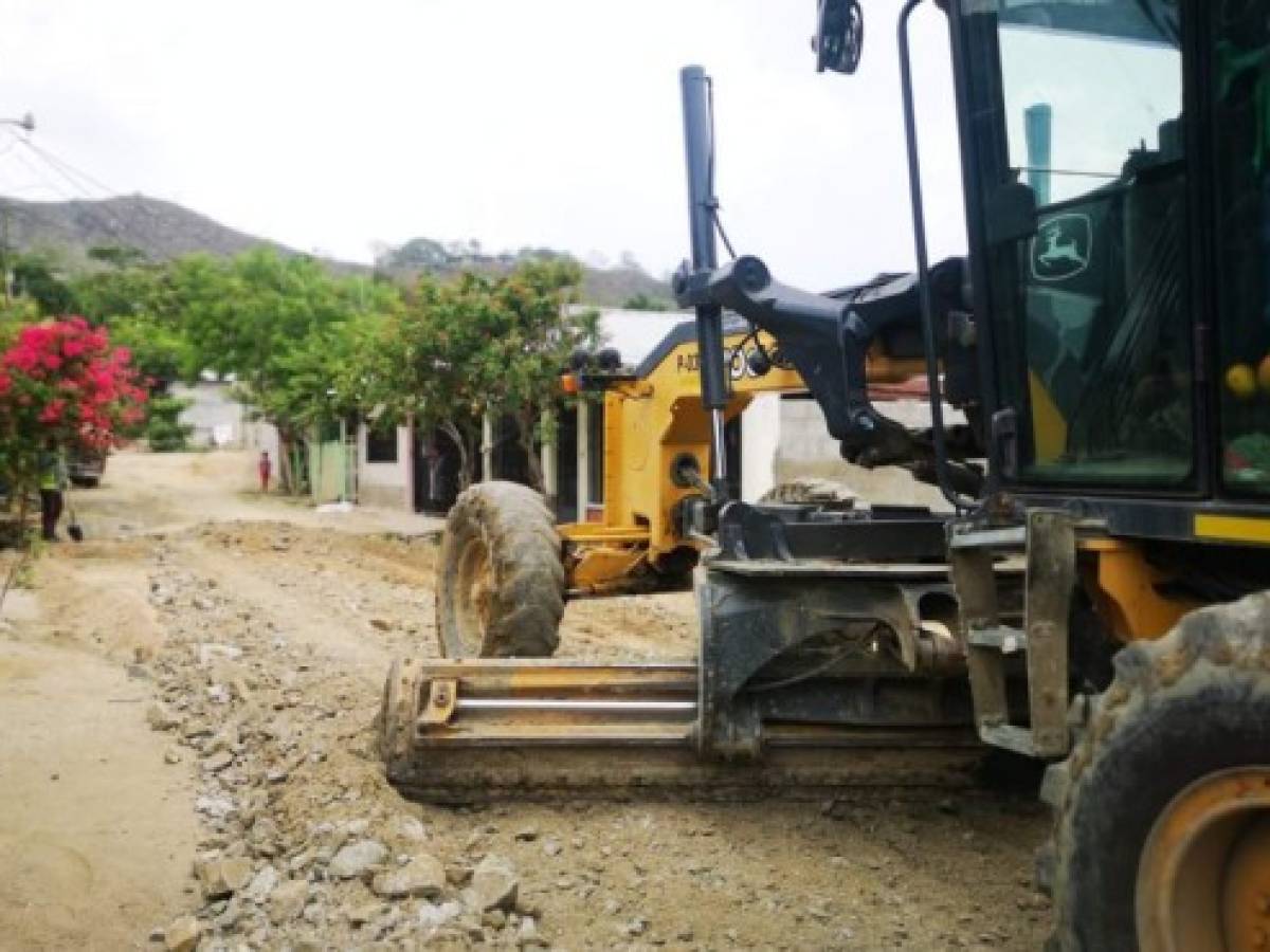 Reparan calles de tierra y de concreto de varios sectores de San Pedro Sula