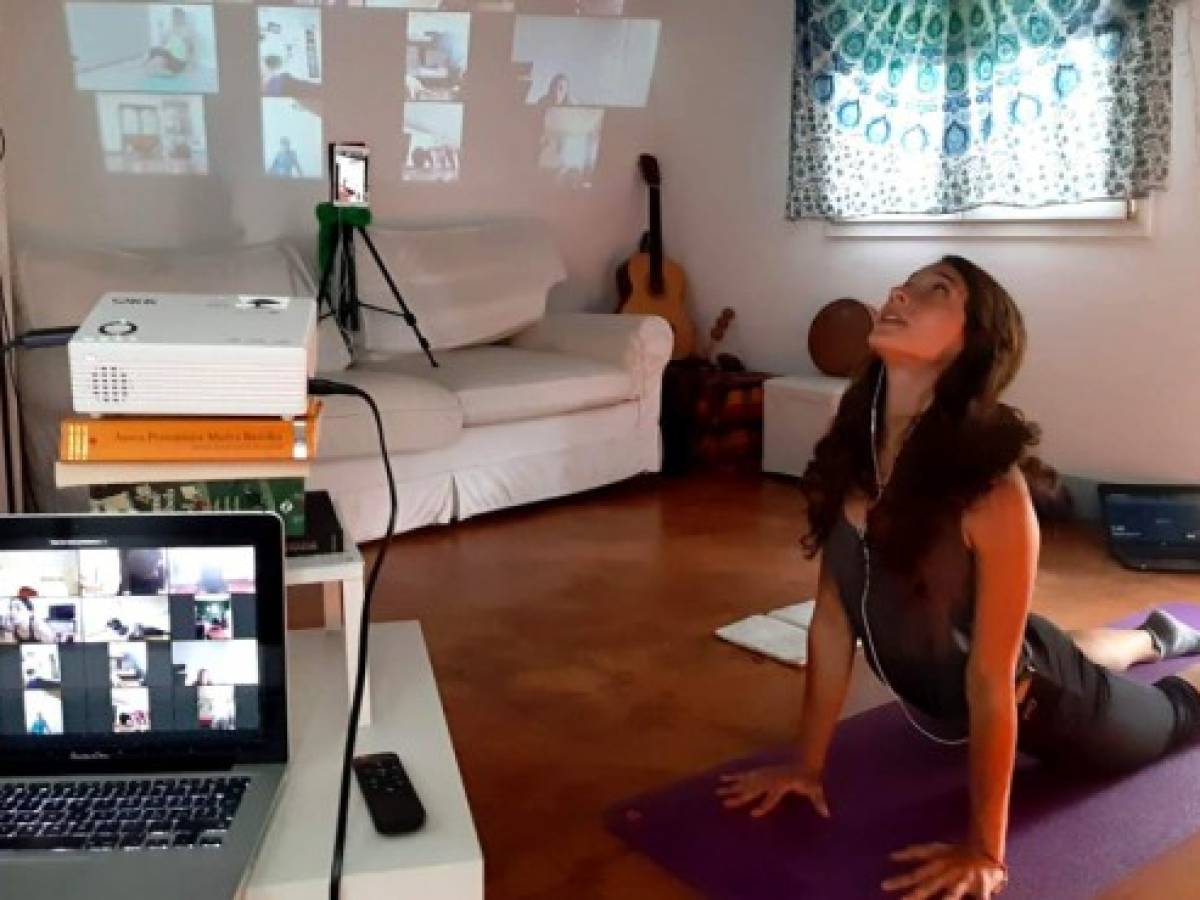 Hondureña ofrece clases de yoga en línea gratis para calmar la ansiedad por confinamiento