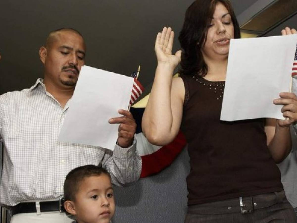 Millones de inmigrantes afrontan obstáculos crecientes para lograr ciudadanía
