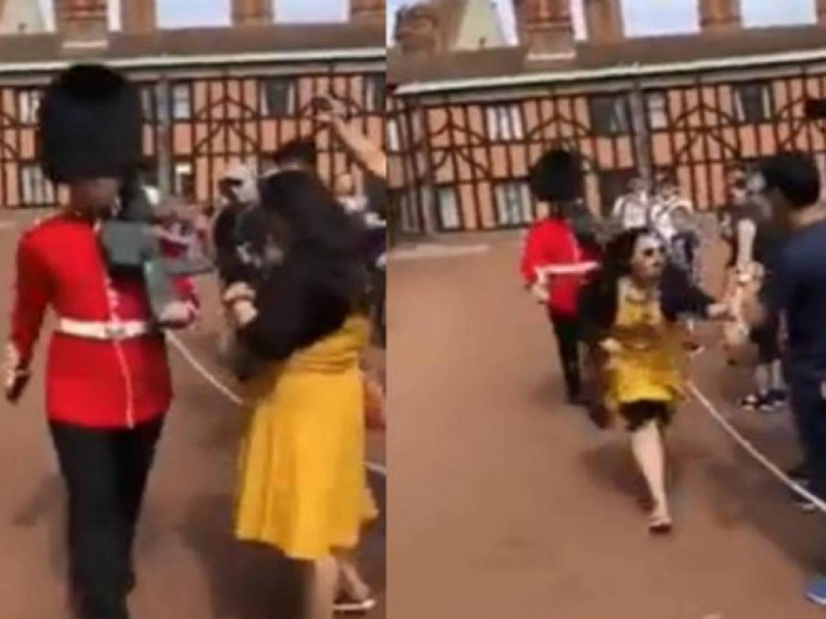 Video: Un guardia de la reina Isabel II golpea a turista por tomarse una foto