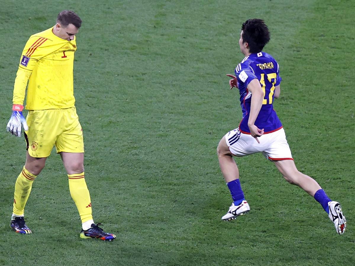 Mientras Manuer Neuer se retiraba cabizbajo, los jugadores de Japón festejaban a lo grande el triunfo.