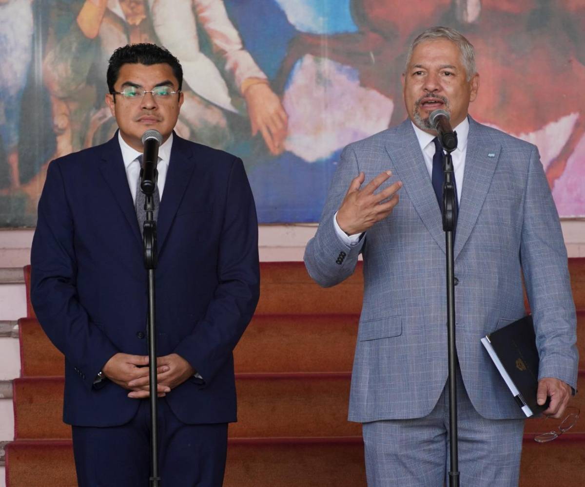 <i>El vicecanciller Gerardo Torres (izquierda), junto con el canciller Enrique Reina, durante un acto en Casa de Gobierno. Foto: Gustavo Amador.</i>