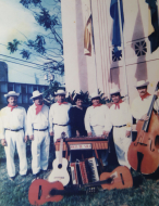 'Nos hicieron cantar en la embajada para darnos la visa”