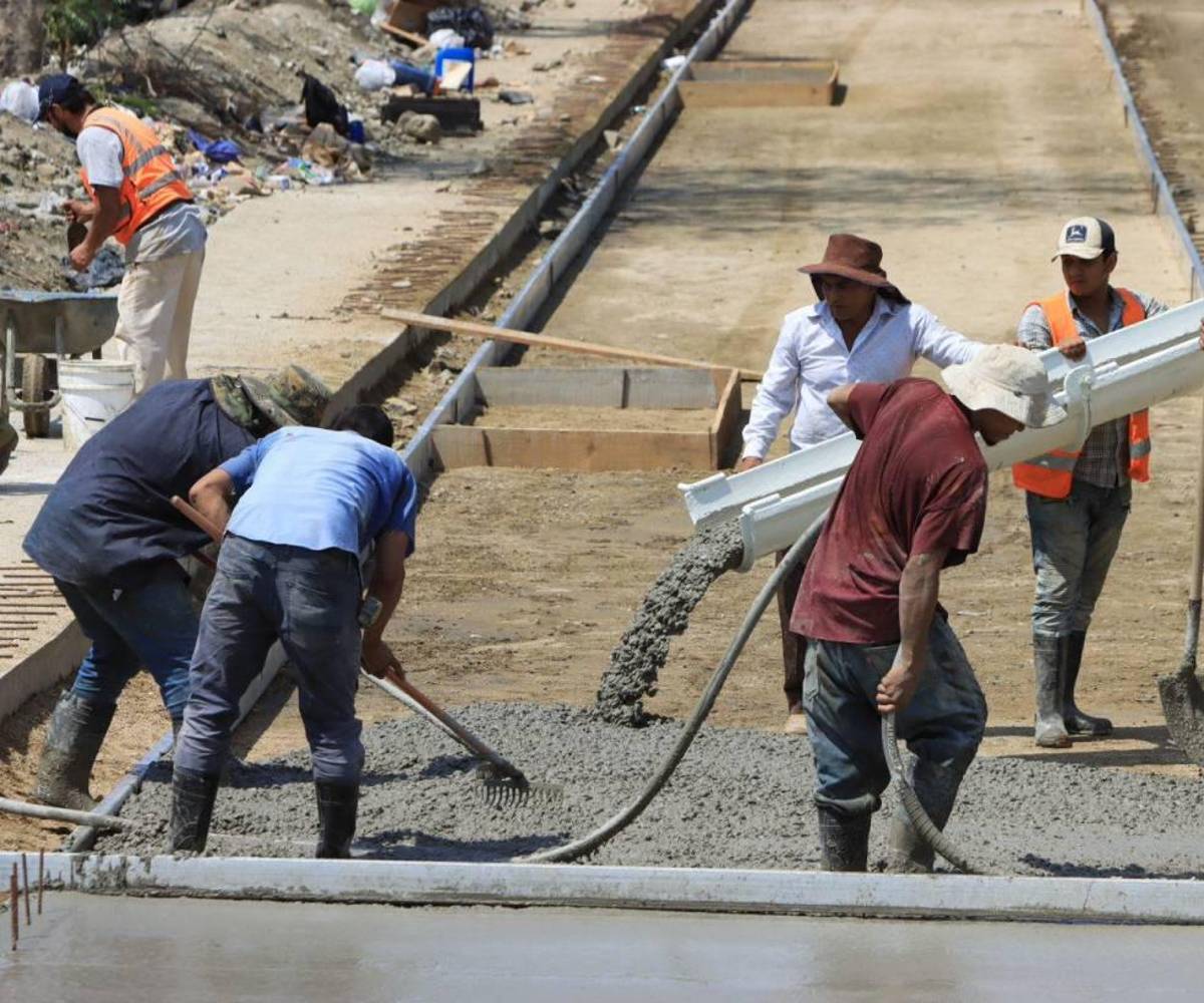 Los migrantes son los peor remunerados en Estados Unidos en comparación con otras personas hispanas. Además, el porcentaje de los que tienen seguro médico también es bajo.