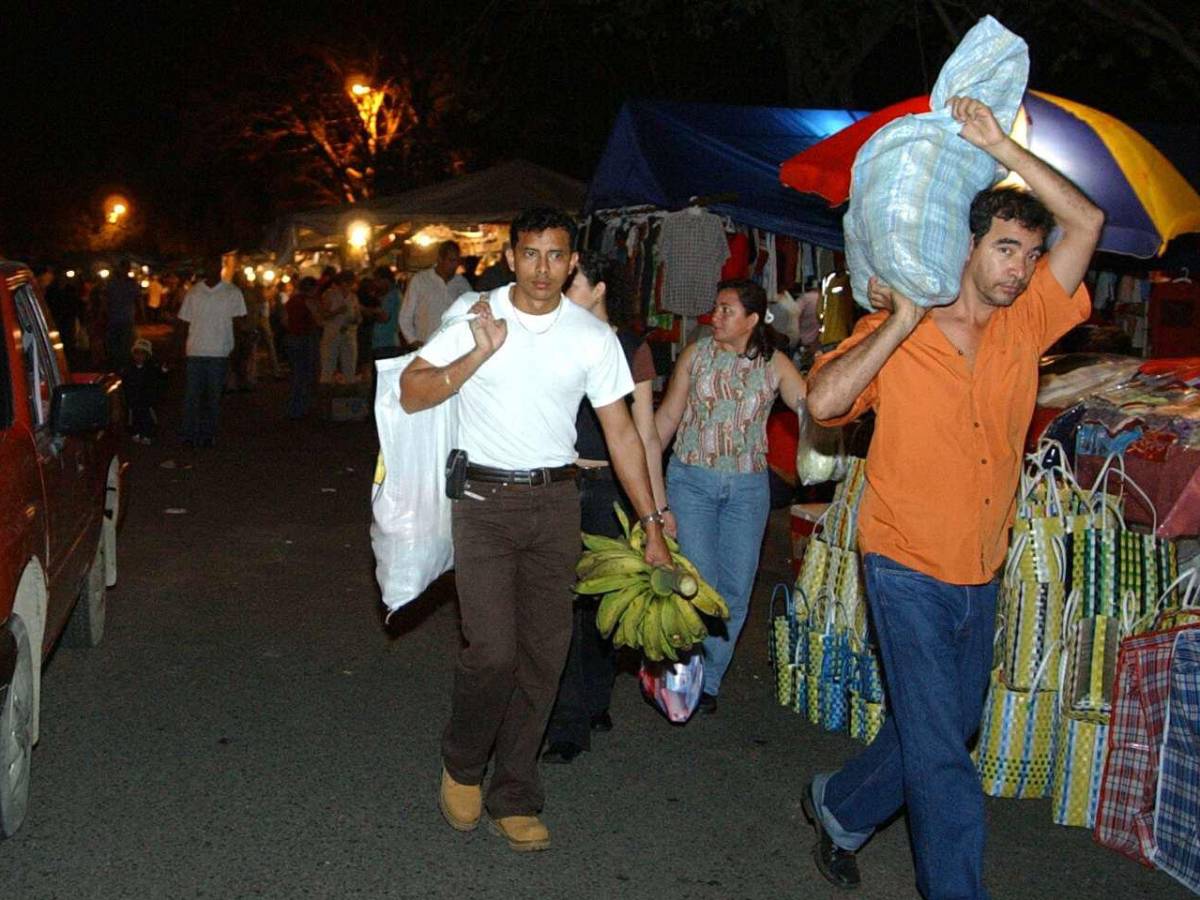 Familias llegan al filo de las 10:00 pm para disfrutar de los diferentes platillos que ahí se venden.