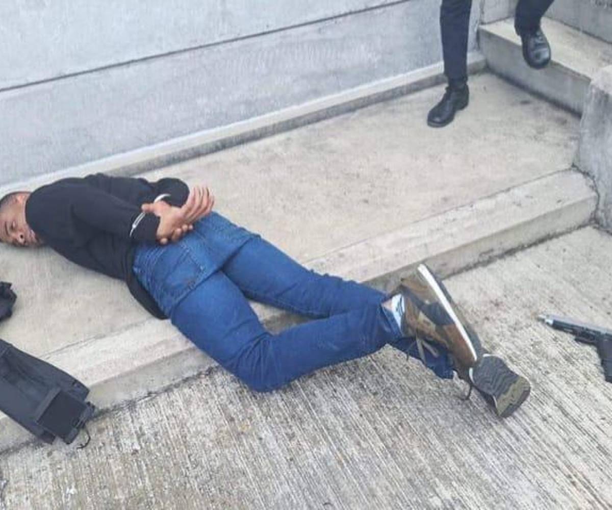 El detenido iba como copiloto en una de las dos motocicletas desde la que atacaron al narcotraficantes a balazos. Al ser capturados le decomisaron un arma y chaleco.