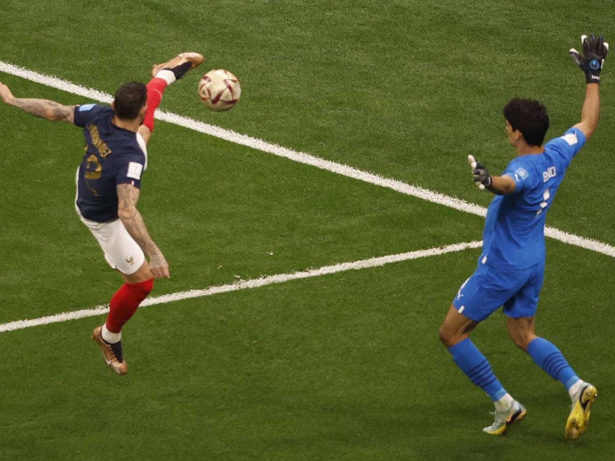 Momento del remate de zurda de Theo Hernández que se fue al fondo de las redes.