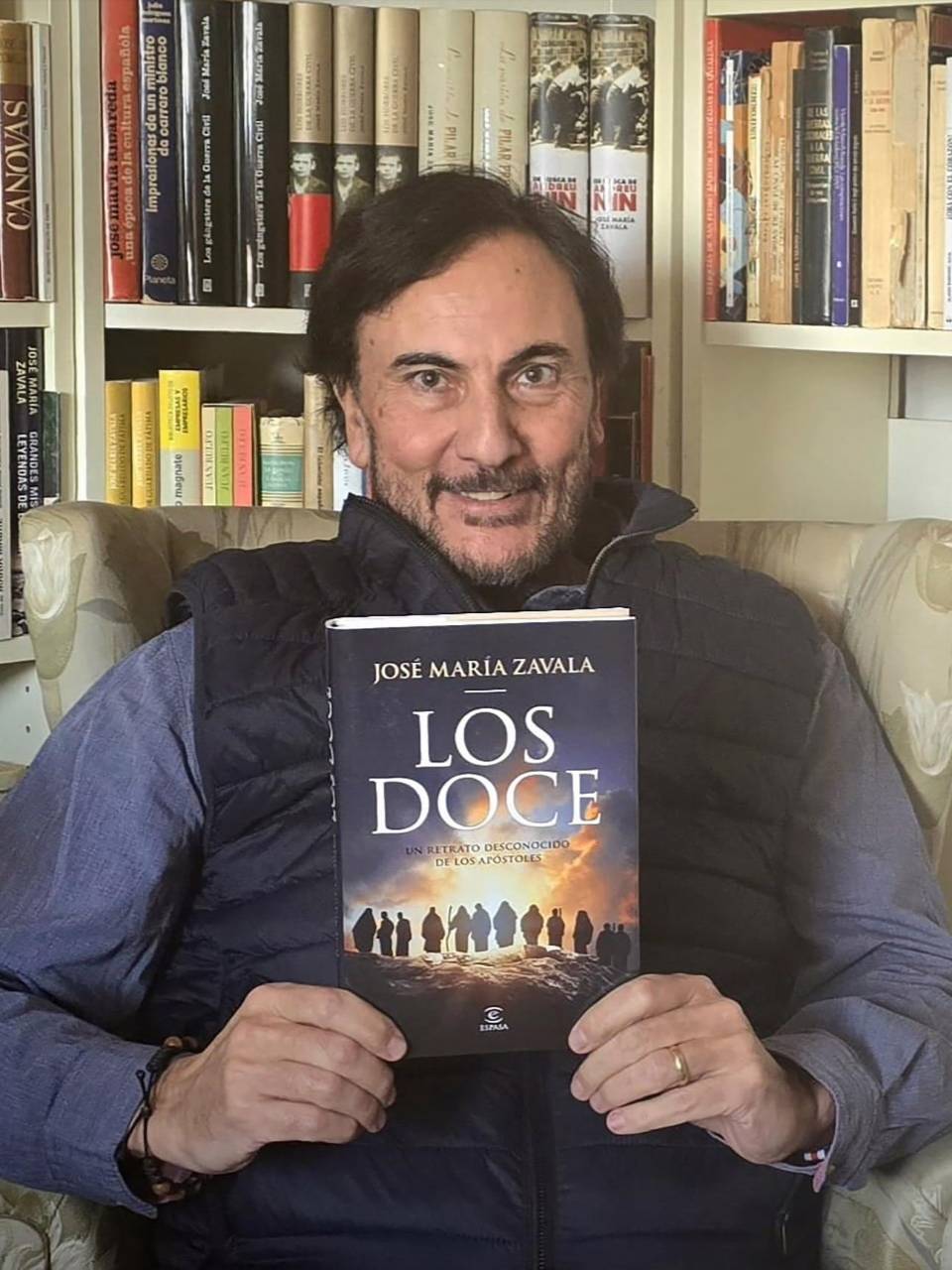El autor José María Zavala, sostiene su libro, fruto de una larga investigación.