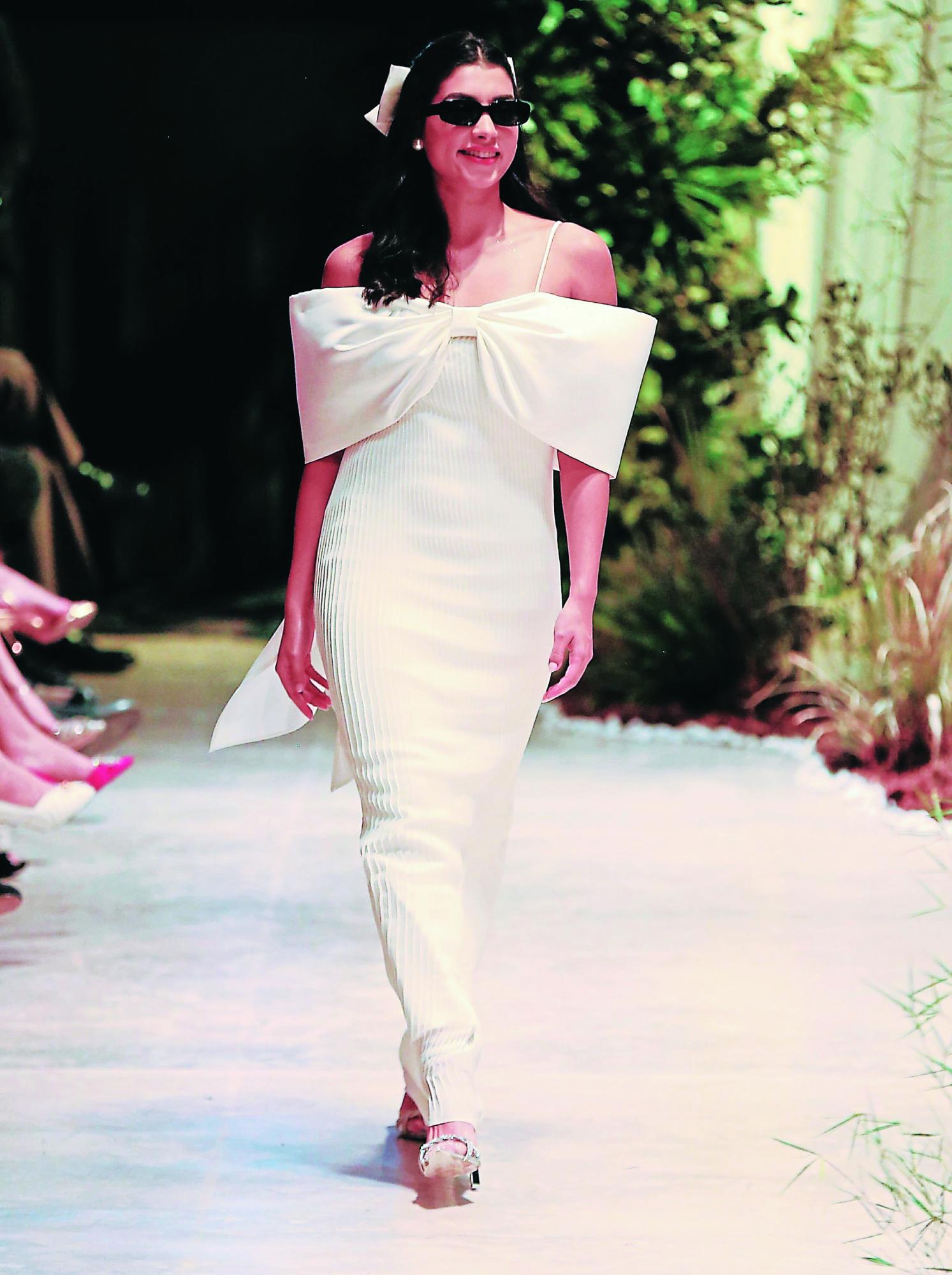 <i><b>Estilo Moda Colección Maria Steffania. En su colección para novias 2024, María Steffania reinventa el romanticismo, a través de diseños con líneas depuradas y piezas estructuradas. Su propuesta, que también rinde homenaje a Audrey Hepburn, se teje en “poi de soie” blanco hueso, un tejido que emana pureza y refinamiento. </b></i>