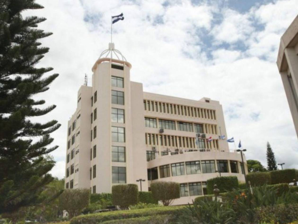 Expertos sugieren la necesidad de un cambio en las autoridades de Cancillería para fortalecer la gestión diplomática del país.