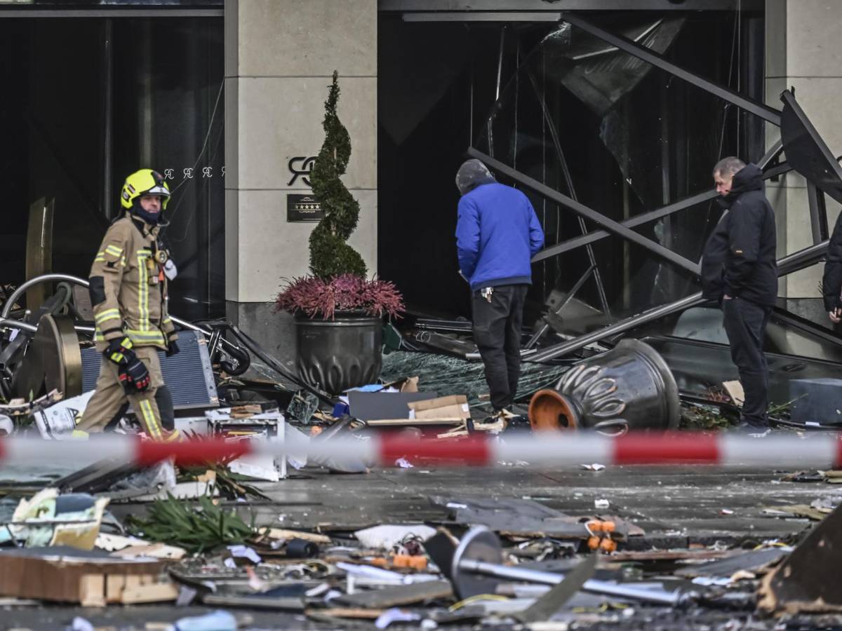 Entrada del hotel donde reventó el AquaDom, en Berlin, Alemania.