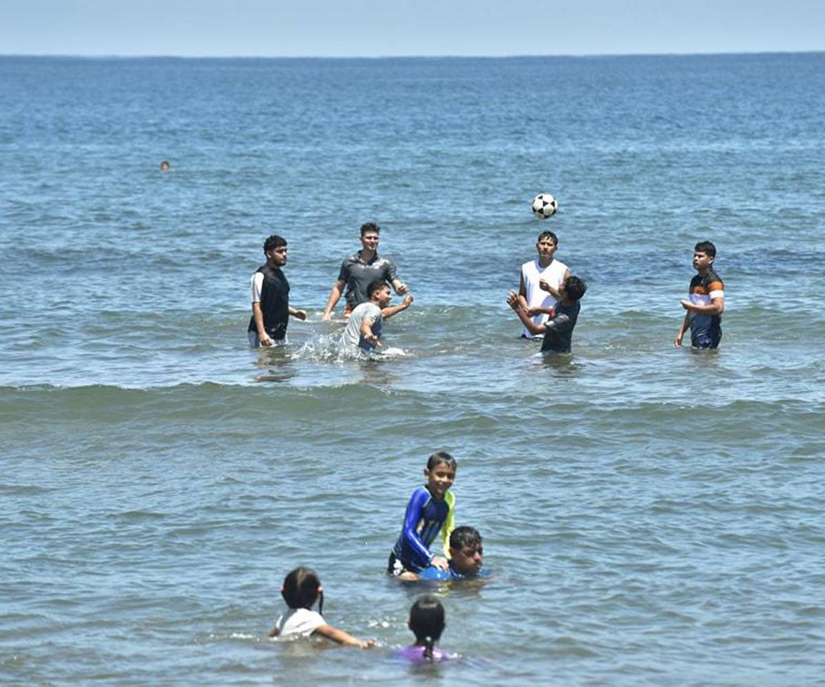 Puerto Cortés recibe a miles de visitantes que llegan desde distintas partes del país para disfrutar del sol, la brisa marina y un ambiente festivo.
