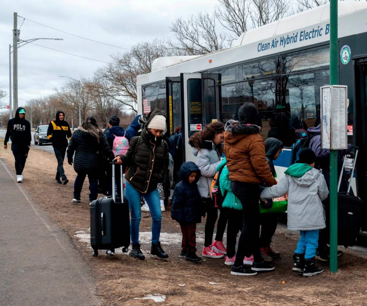 Nueva York ampliará entre los inmigrantes la entrega de tarjetas de débito para comida