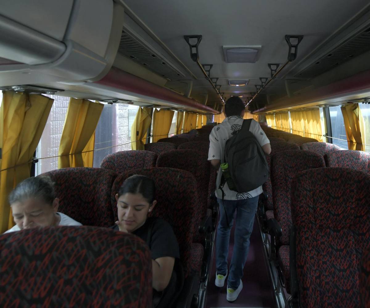 El interior de una unidad interurbana muestra la baja ocupación de pasajeros en la víspera de la Semana Morazánica, un reflejo del desplome del 40 % en la demanda que denuncian los transportistas por los altos costos operativos.