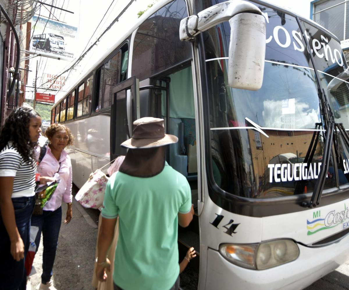 Usuarios abordan una unidad de Mi Costeño Express en Tegucigalpa. Esta empresa registró un alza promedio del 14.38 % en sus tarifas, llevando el pasaje hacia San Pedro Sula a los 226 lempiras.