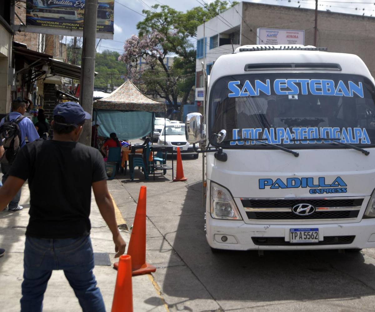 Una unidad de Padilla Express se prepara para salir desde la capital hacia San Esteban. Sus tarifas sufrieron un incremento promedio del 16.01 %, impactando directamente a los viajeros que se dirigen hacia el oriente del país.