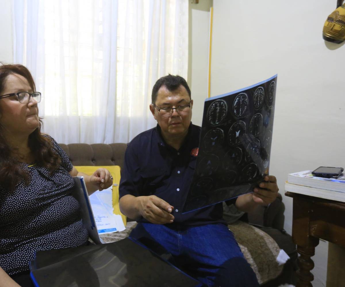 Gustavo y su esposa muestran los exámenes médicos realizados respecto a su condición, entre estos, el diangóstico de párkinson.