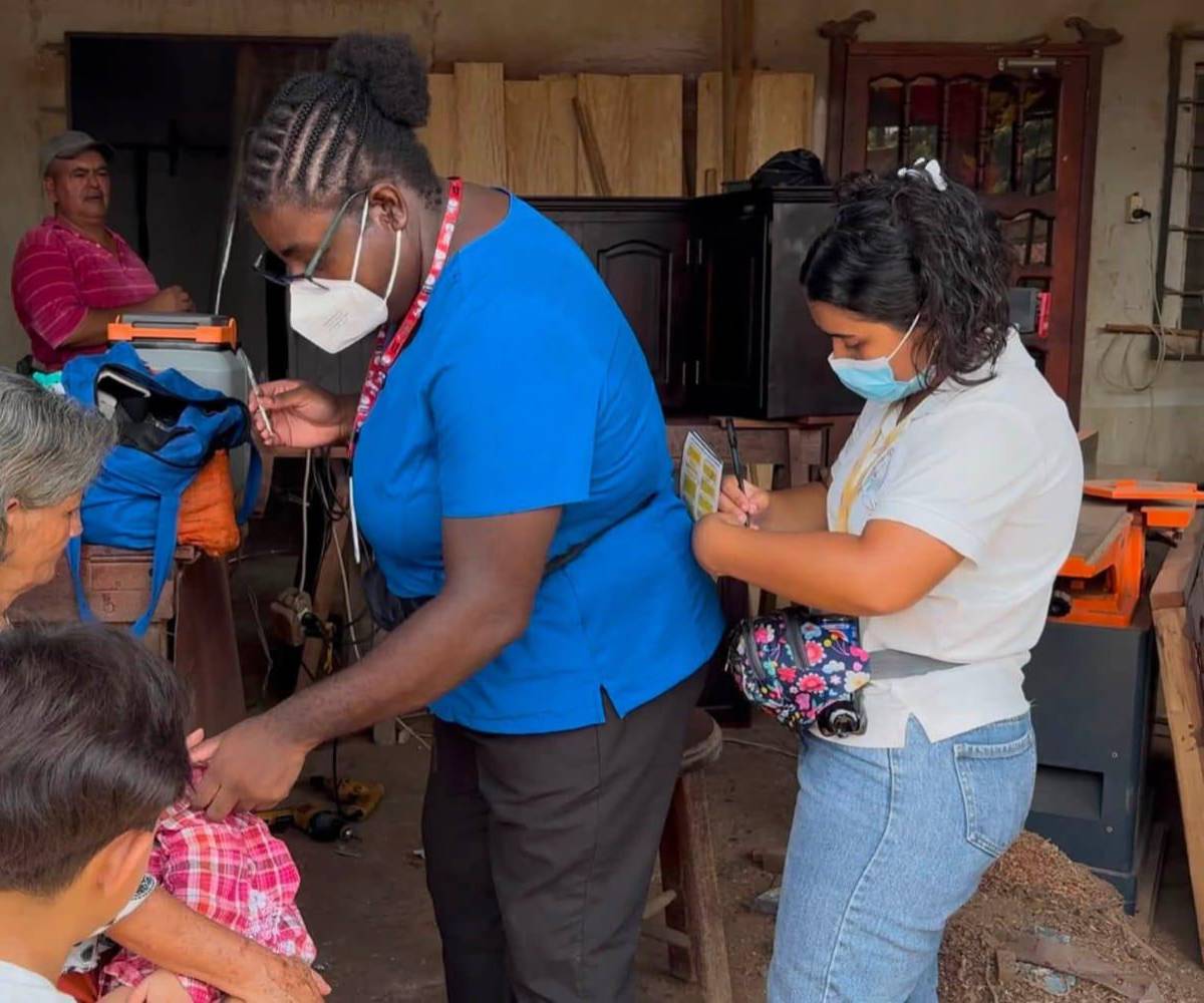 Equipos de vacunación de la Región Metropolitana de Salud realizan un barrido epidemiológico casa por casa en el sector de Cofradía, Cortés.