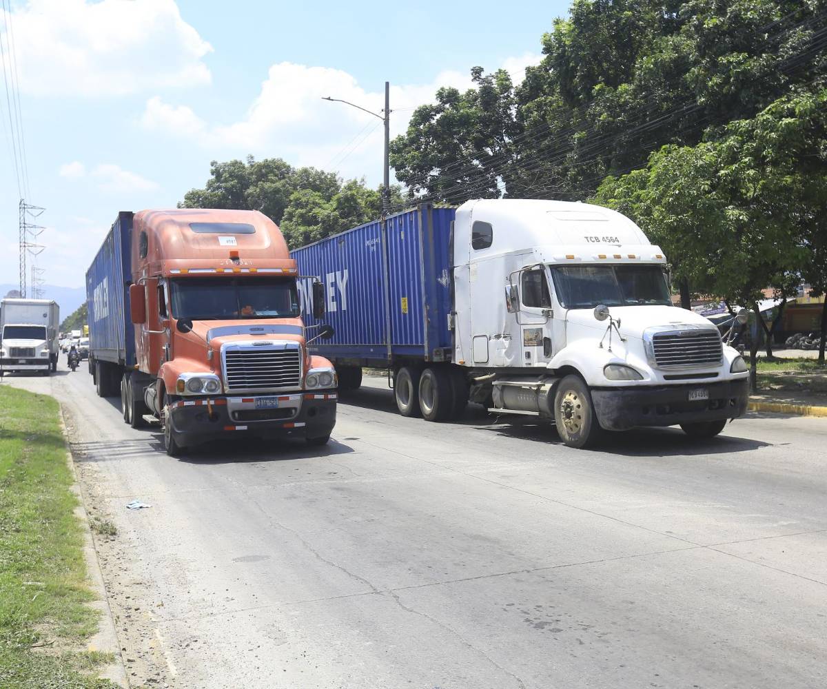El combustible que mueve a camiones y buses subió 77% en nueve meses. Desde San Pedro Sula, el transporte de carga reclama revisar la fórmula de precios y advierte acciones.