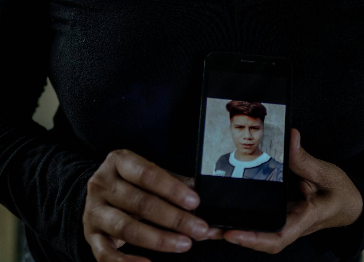 $!Sandra Velasco sostiene una fotografía de su hijo de 25 años, quien, dice, fue encarcelado sin motivo. Ella pasó varios meses en una prisión de mujeres.