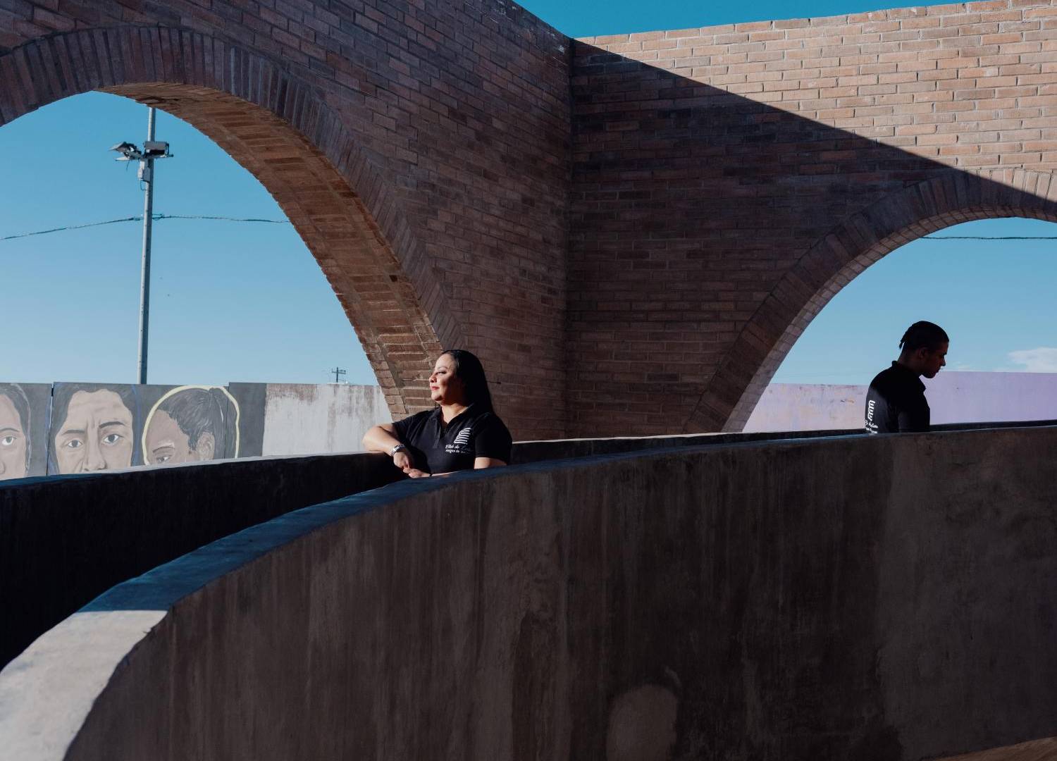 $!La biblioteca de Agua Prieta ofrece una vista de ambos lados del muro fronterizo con murales. (Adam Perez para The New York Times)