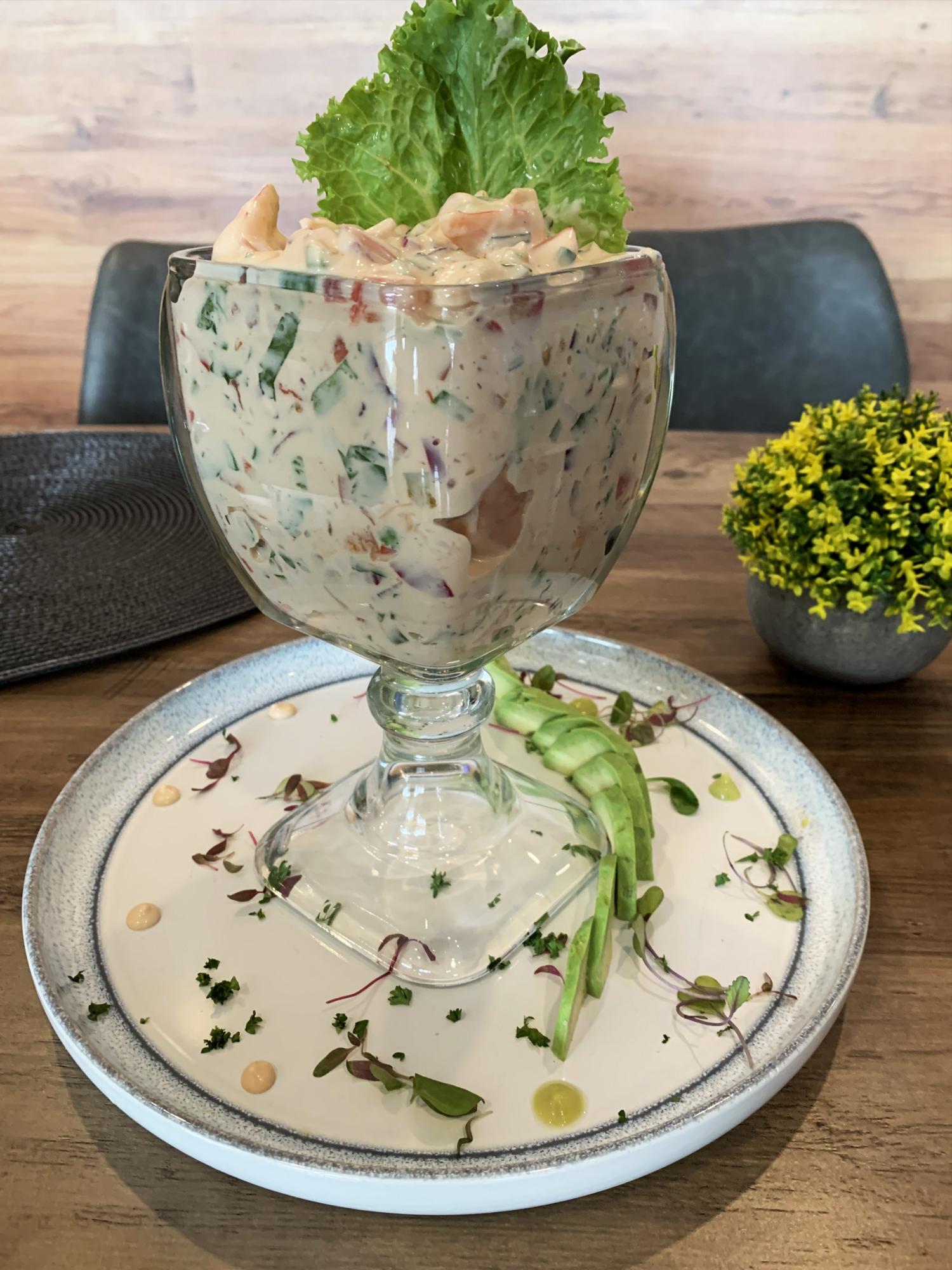 El coctel de camarones bañado en salsa rosada.