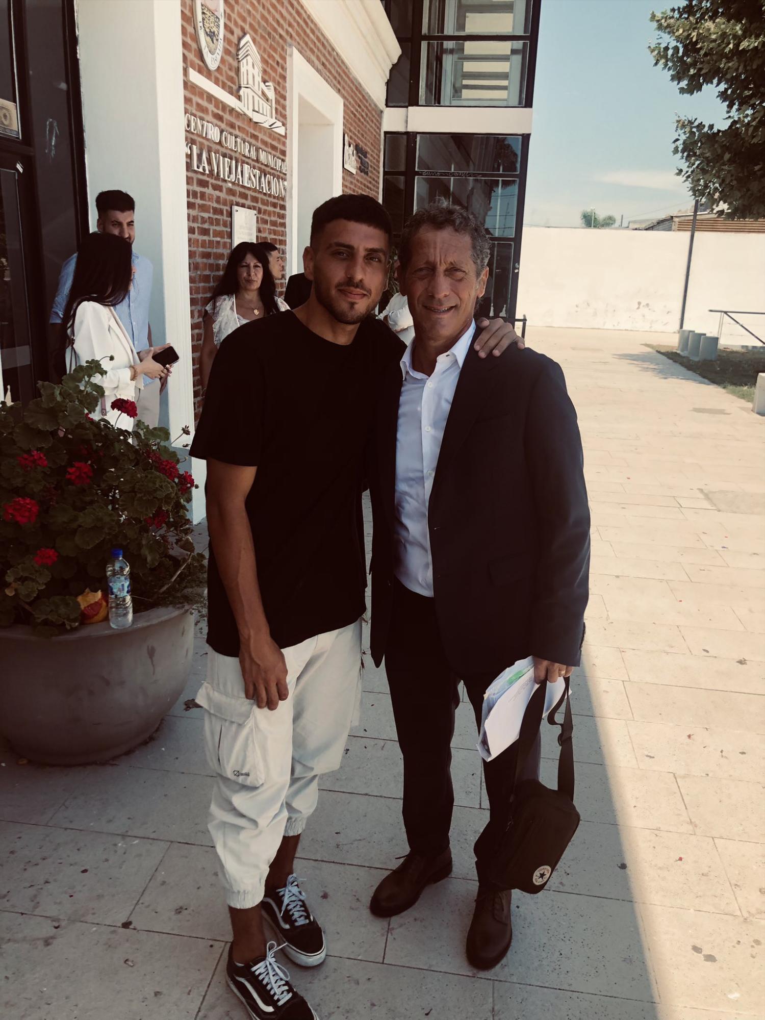 Gian Troglio colgó esta imagen con su papá tras la boda.