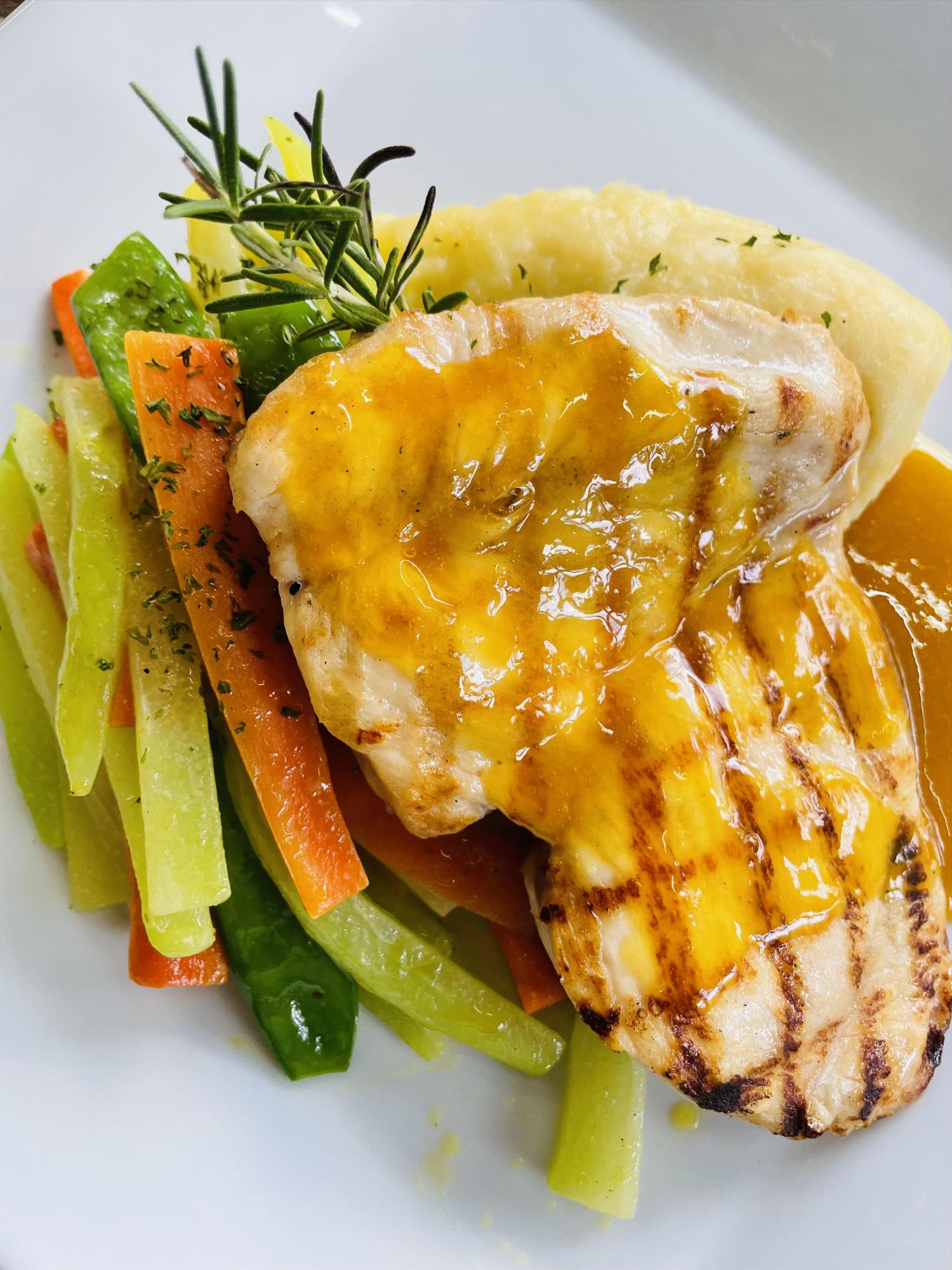 Hay diversos platillos para deleitarse en Cataleya.