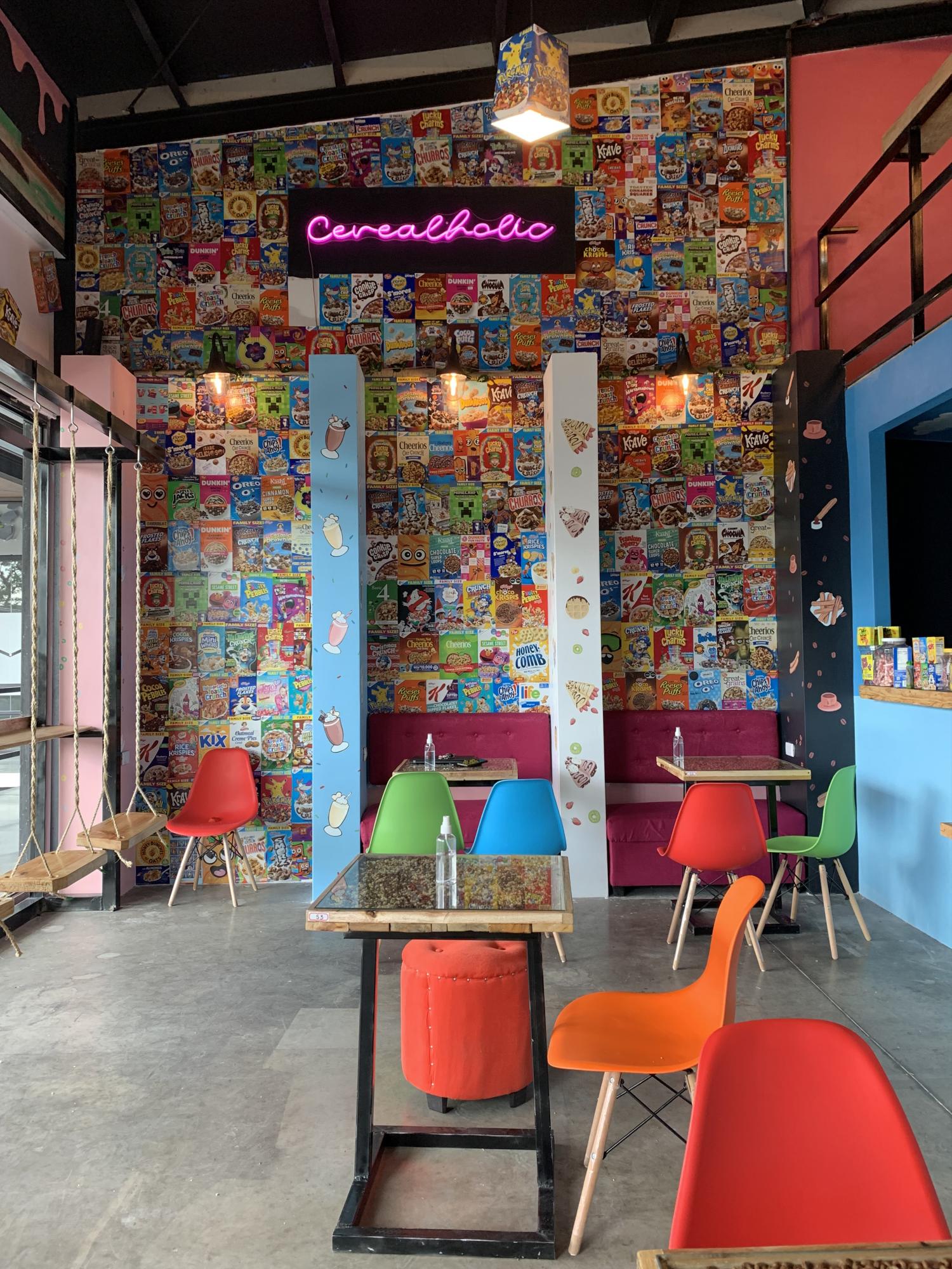 El lugar está decorado con imágenes de cereales y unas mesas muy originales.